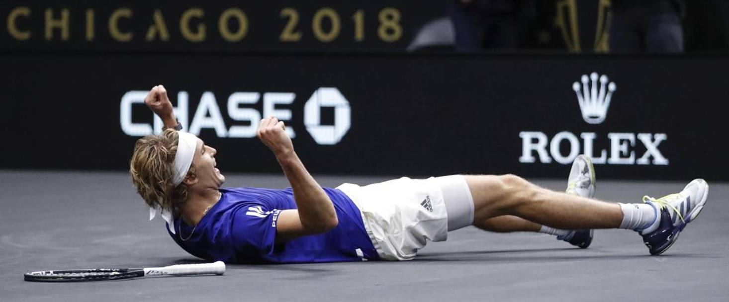 Nella notte italiana Sascha Zverev non ha deluso le aspettative imponendosi per 6-7(3) 7-5 10-7 dopo l’ennesima battaglia di questa tre-giorni, chiudendo al primo match-point e rendendo cos inutile l’ultimo singolare, quello tra Novak Djokovic e Nick Kyrgios.